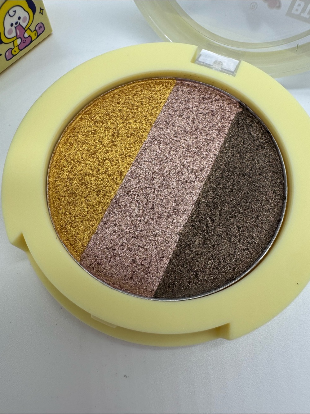 the CRÈME shop Banana Taffy Shimmery Shadow Trio — Gold, Pink, Brown - Picture 3 of 7
